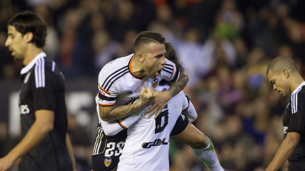 El defensa argentino del Valencia Nicolás Otamendi celebra la victoria de su equipo ante el Real Madrid al término del partido.