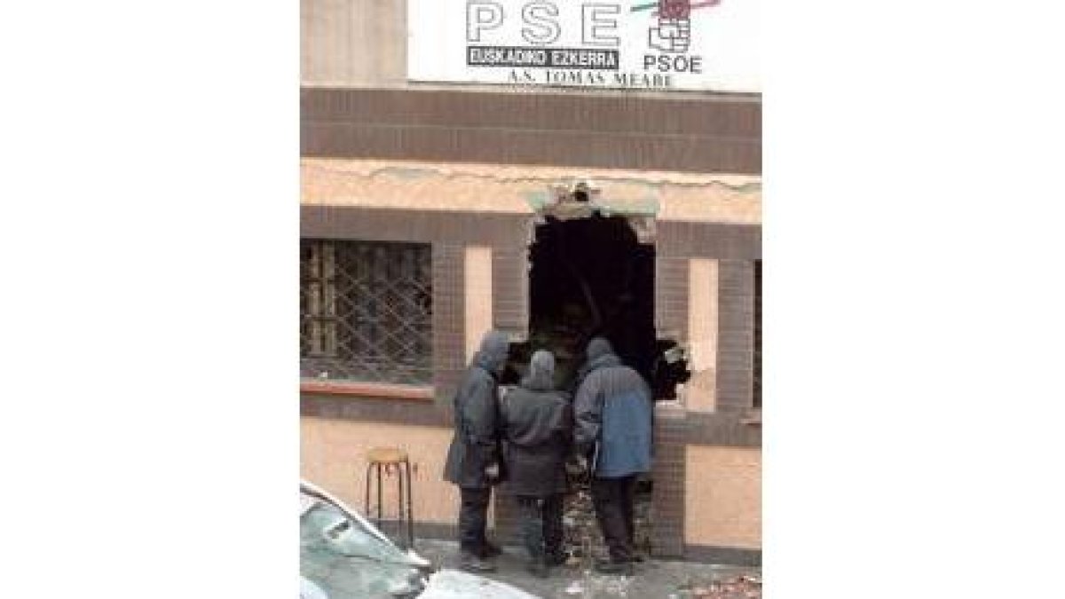 La explosión generó graves daños en la sede socialista del barrio