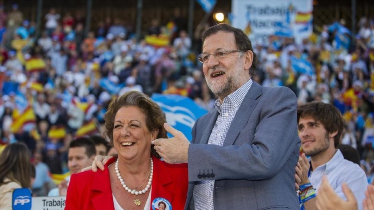 El presidente del PP, Mariano Rajoy, y la exalcaldesa Rita Barberá en un mitin de las pasadas municipales.