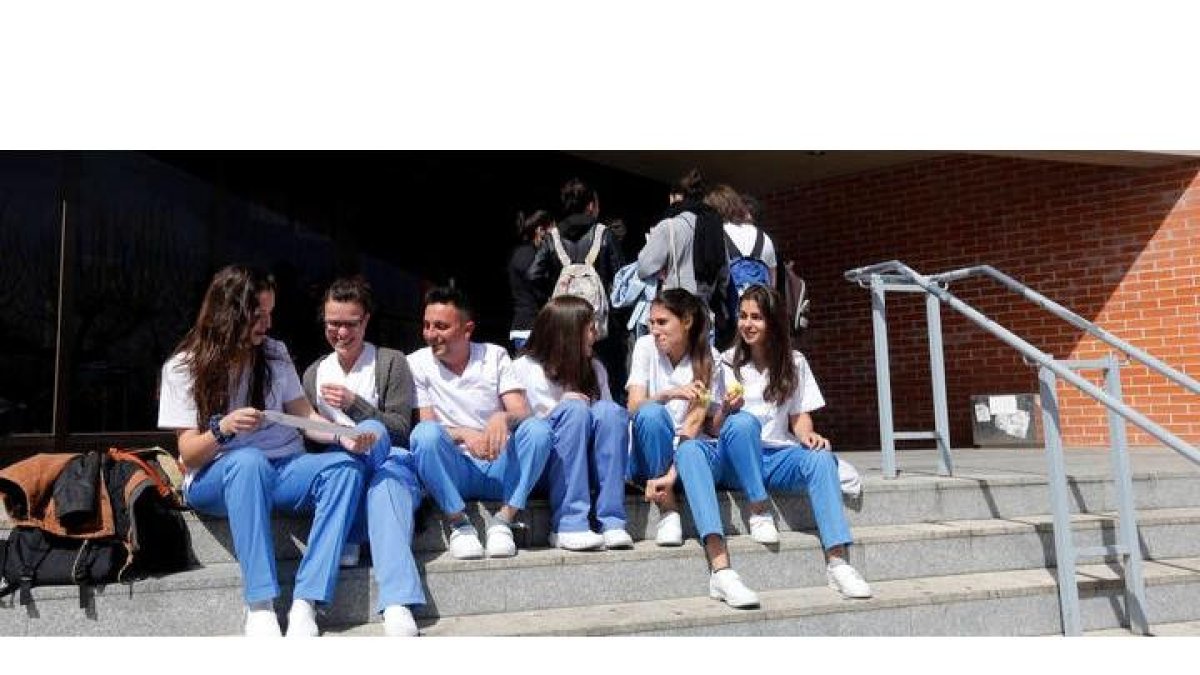 Imagen de archivo de alumnos de Enfermería a la entrada de la Facultad de Ciencias de la Salud. MARCIANO PÉREZ
