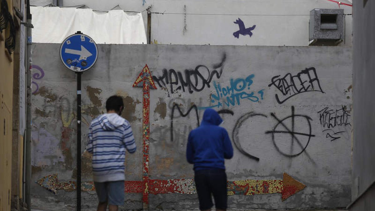 Casi ninguna fachada o pared del Barrio Húmedo se libra de las pintadas y el vandalismo. FERNANDO OTERO