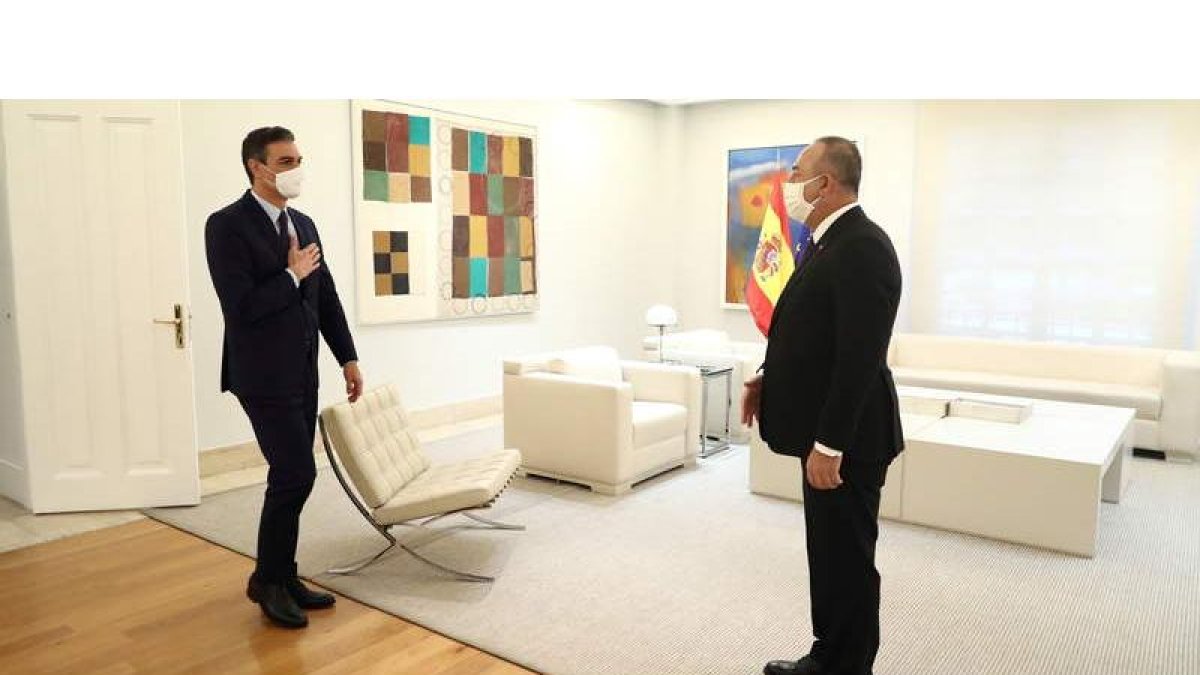 Pedro Sánchez recibe ayer en la Moncloa al ministro de Exteriores turco, Mevlut Cavusoglu. FERNANDO CALVO HANDOUT