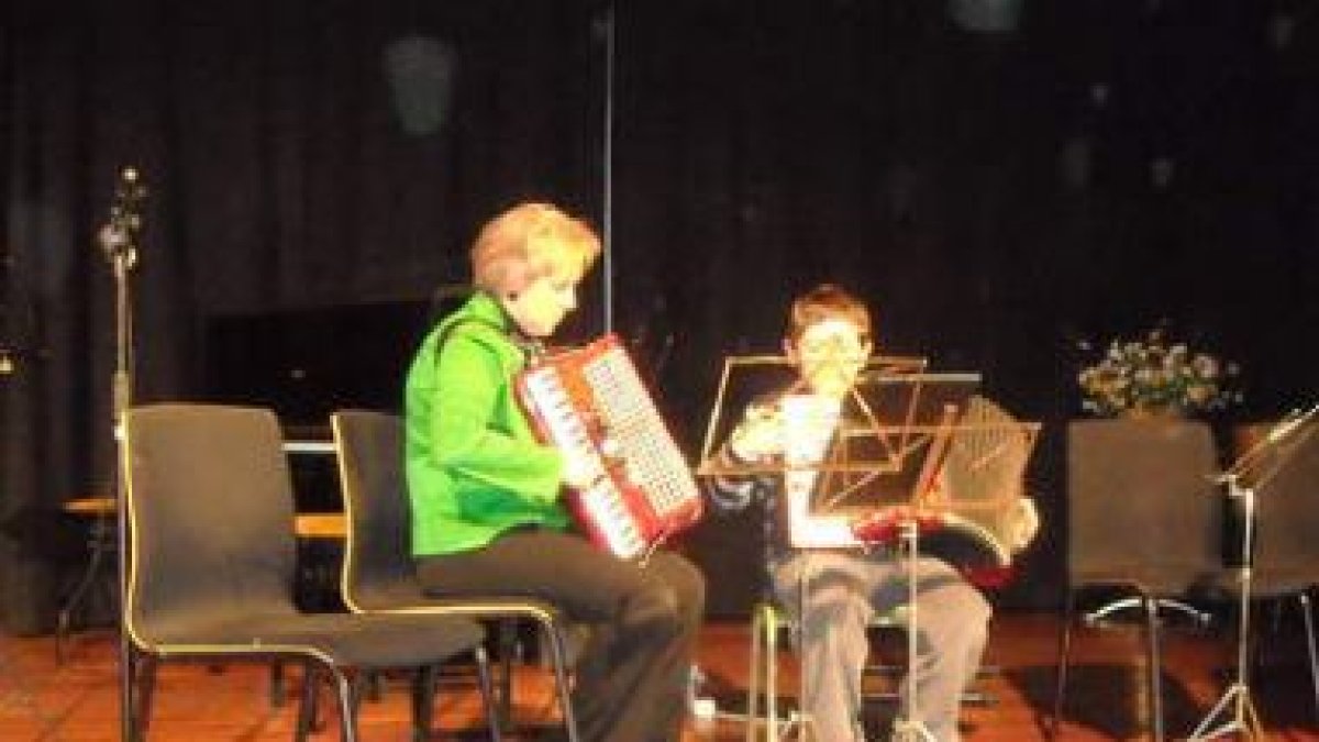 Una de las profesoras, con un alumno, durante el concierto del martes