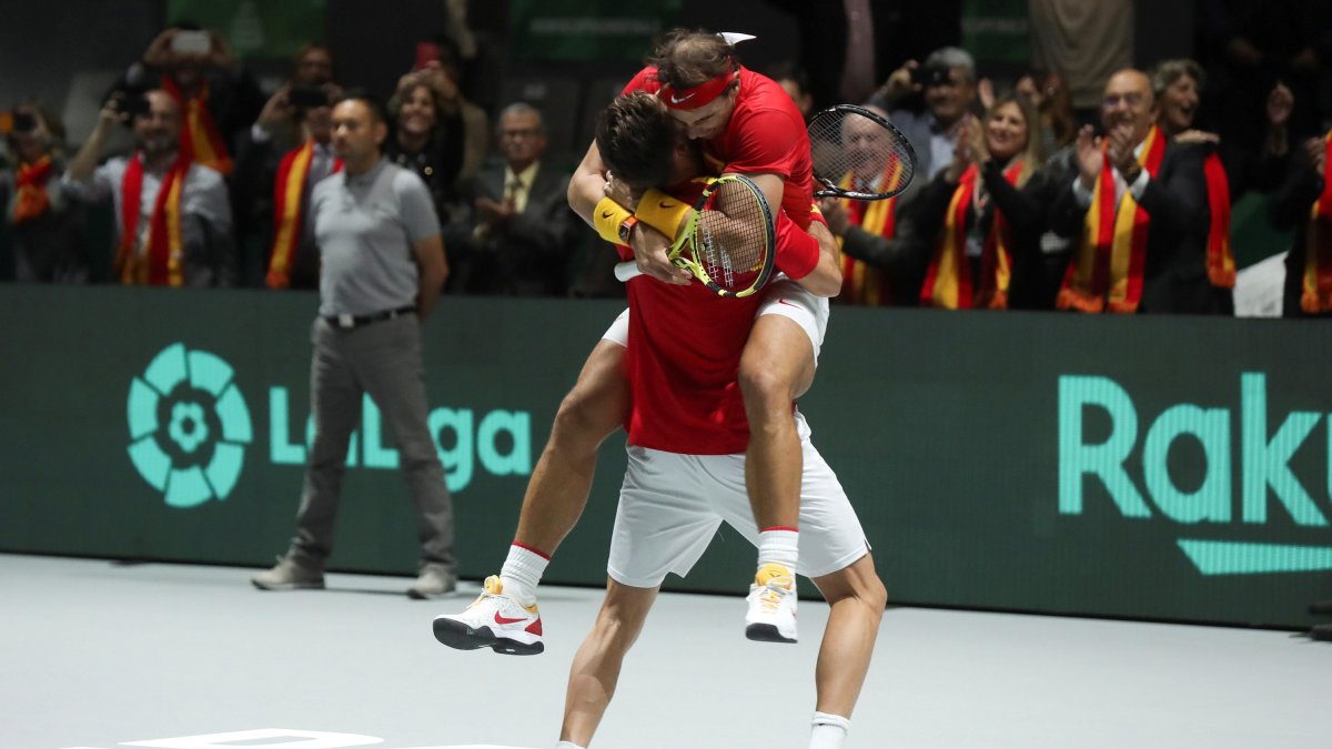 Rafa Nadal  y Marcel Granolles celebran su victoria en el partido de dobles que han disputado frente a la pareja Argentina. EFE