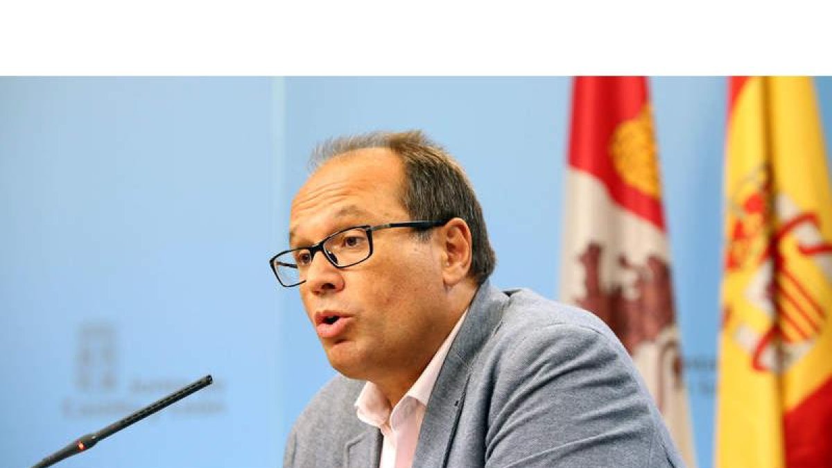 El gerente de Servicios Sociales, Carlos Raúl de Pablos, informa de las medidas para compensar los efectos de la revalorización de las pensiones. RUBÉN CACHO