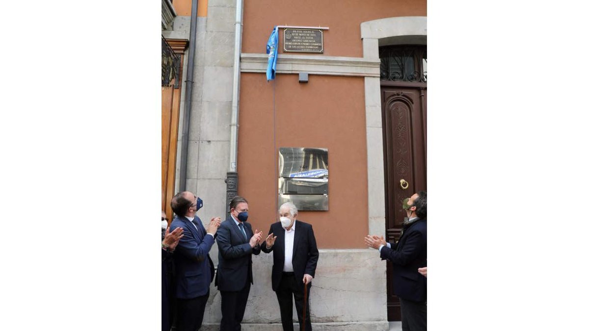 Antonio Gamoneda con el alcalde de Oviedo, Alfredo Canteli, en el momento de la inauguración. J. L. CEREIJIDO