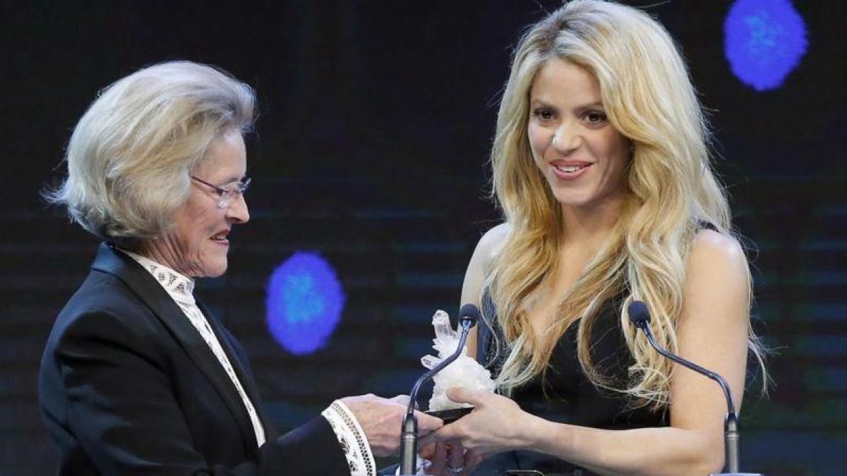 Shakira recibe un Crystal Award de manos de Hilde Schwab.