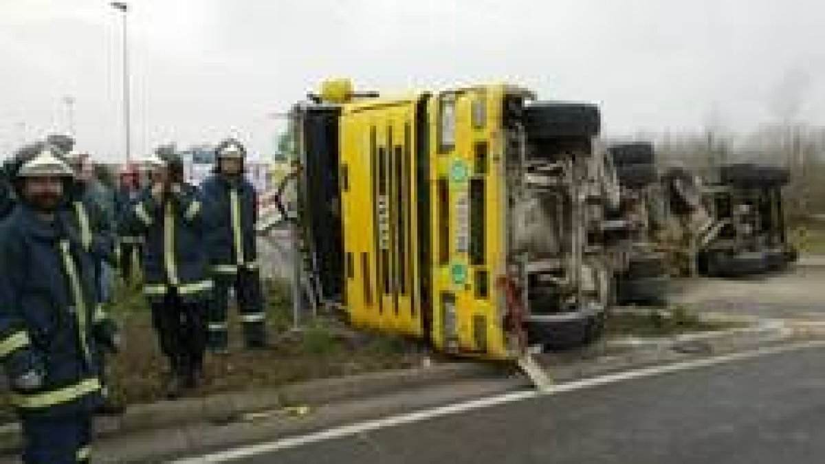 El conductor del camión de ceniza salió ileso, a pesar de la aparatosidad del accidente