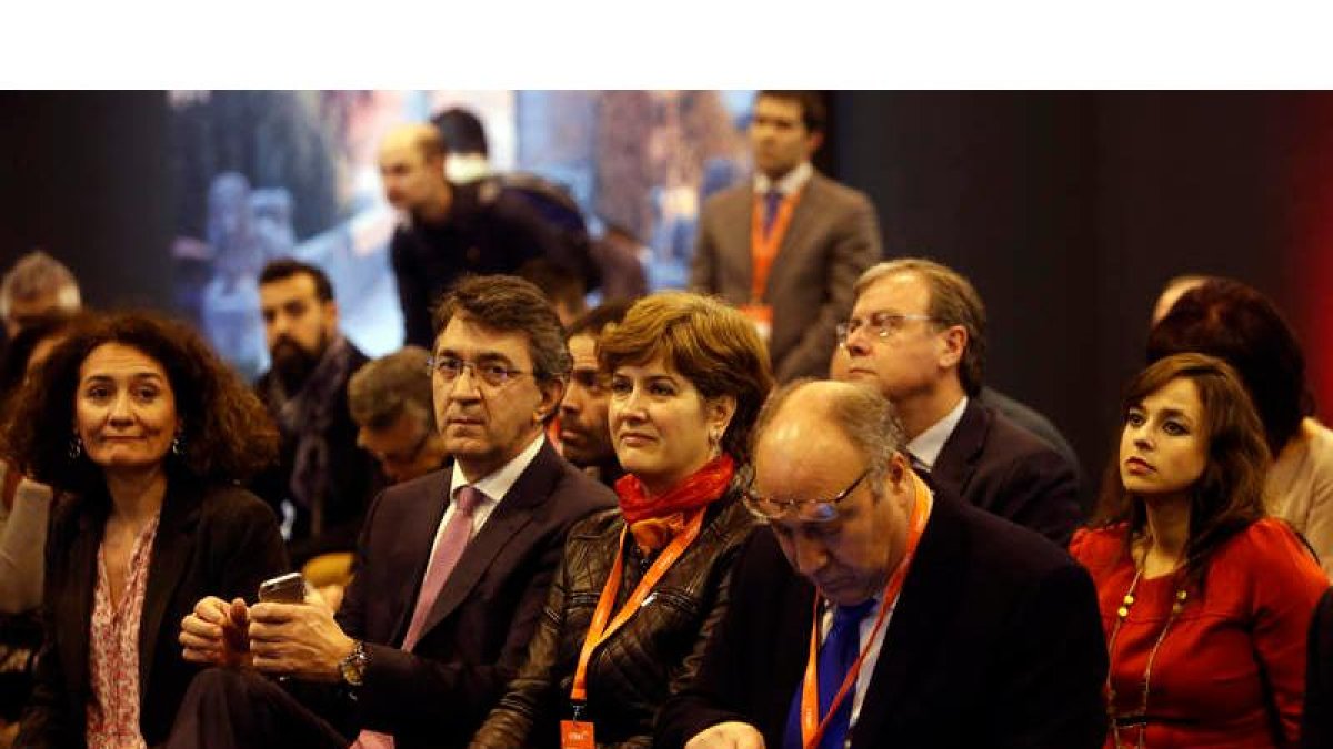 Gloria Merayo, Martínez Majo, Margarita Torres y Genaro Martínez, en primera fila; atrás Fuentes, Silván y Villarroel.