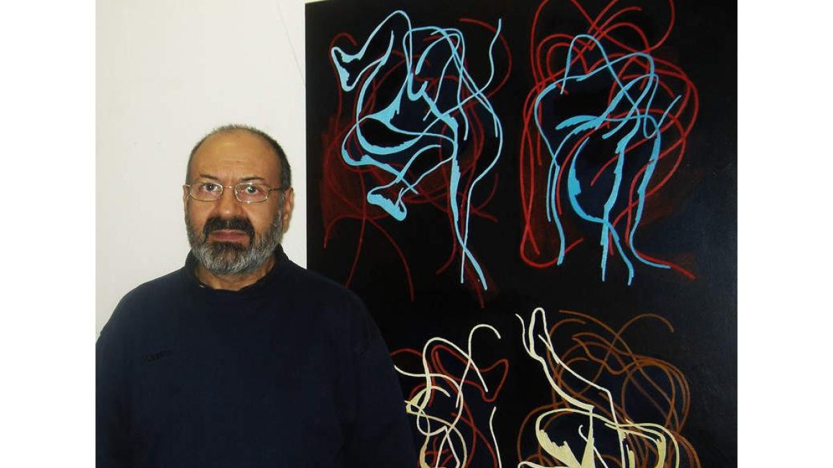 El artista leonés Esteban Tranche ante una de sus obras.