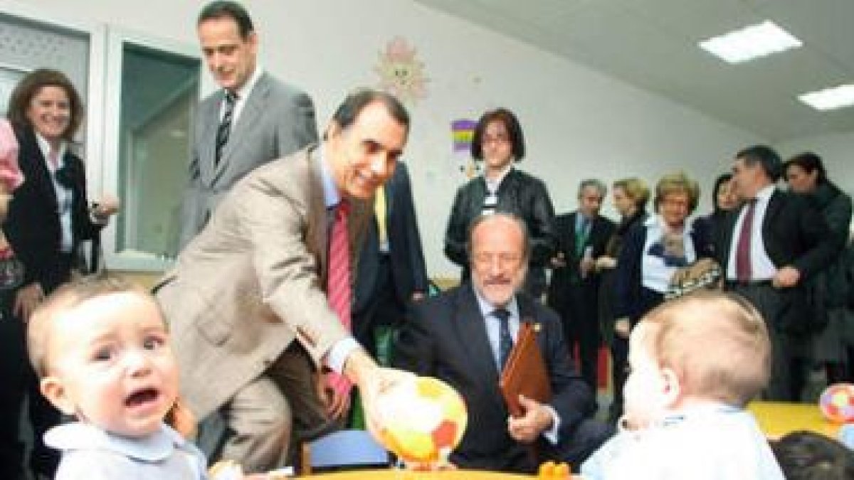 Cecilio Vadillo, César Antón y el alcalde, Javier León de la Riva, en la nueva guardería de Valladol