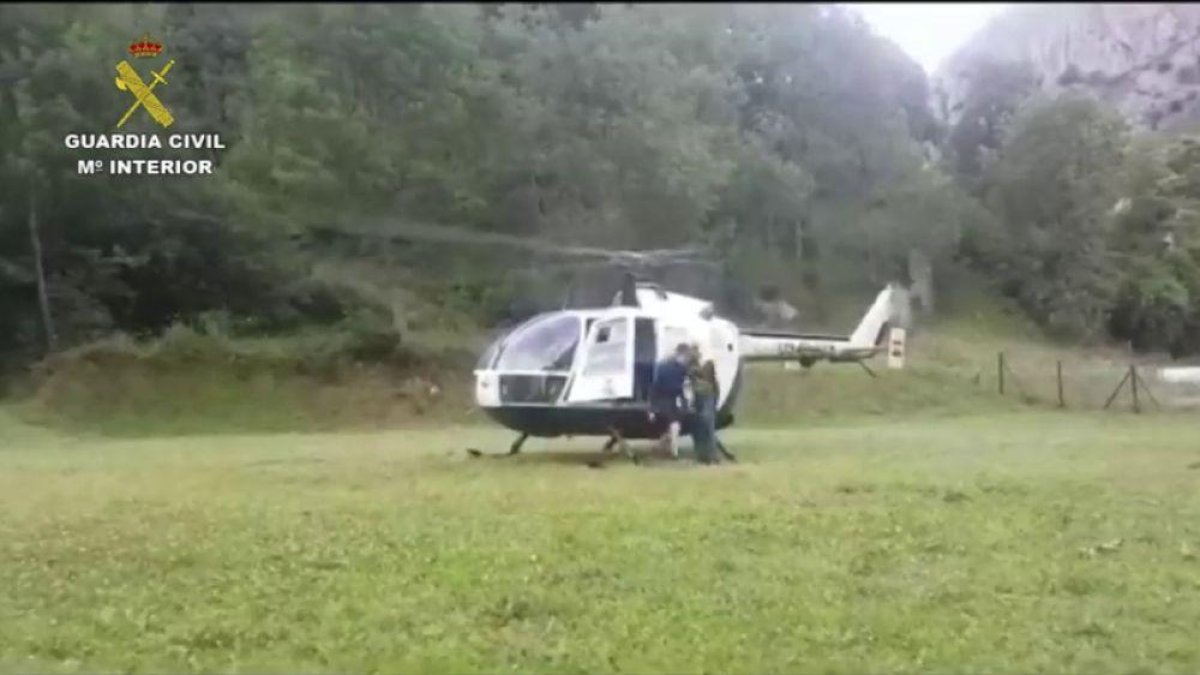 Imagen del traslado en helicóptero de los niños