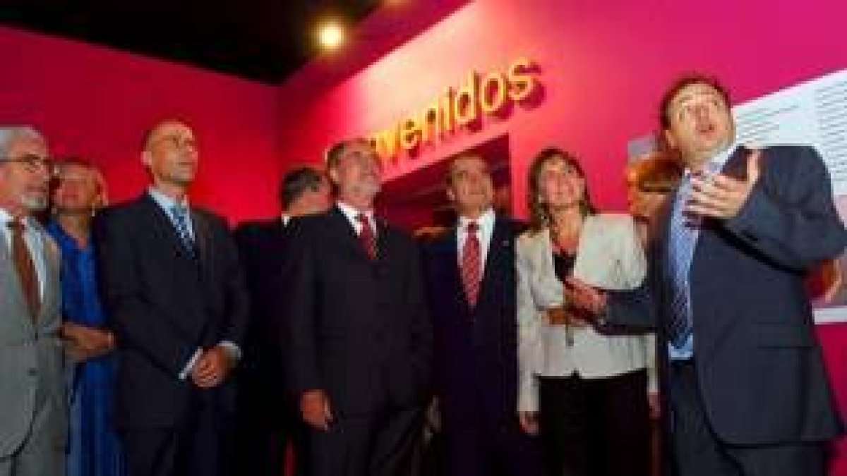 El ministro Fernández Bermejo, en el centro, visitó la muestra