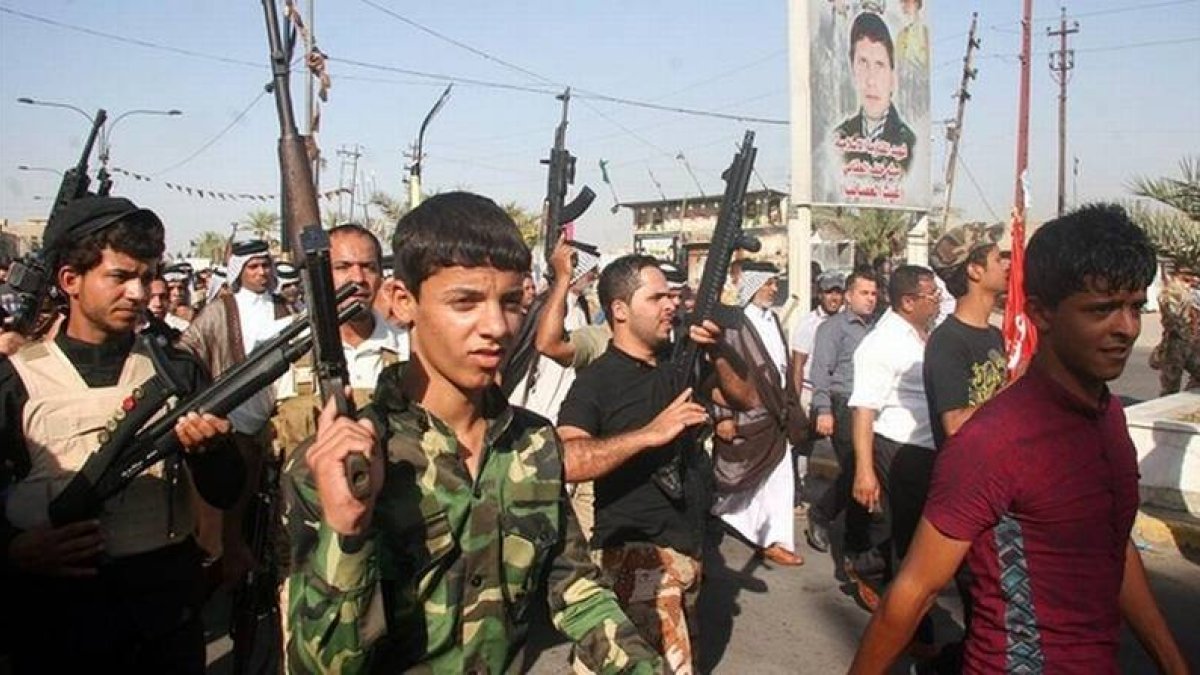 Chiís armados participan en una manifestación en el distrito de Shuala, en Bagdad.