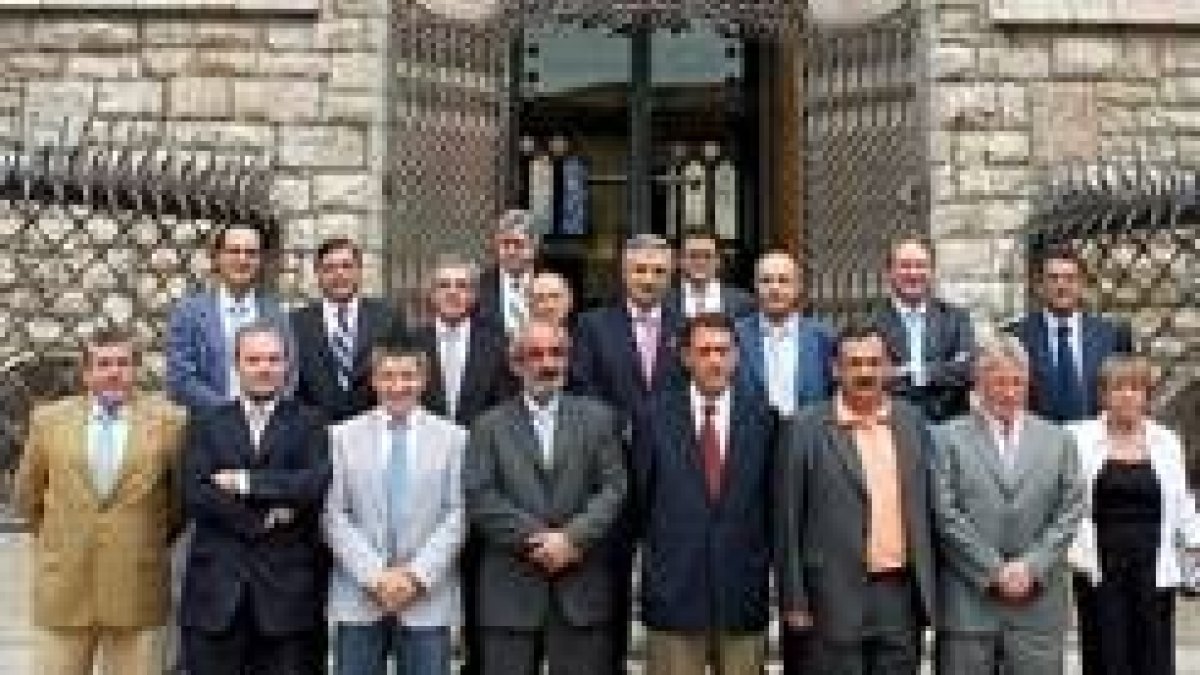 Foto de grupo del nuevo consejo de administración de Caja España