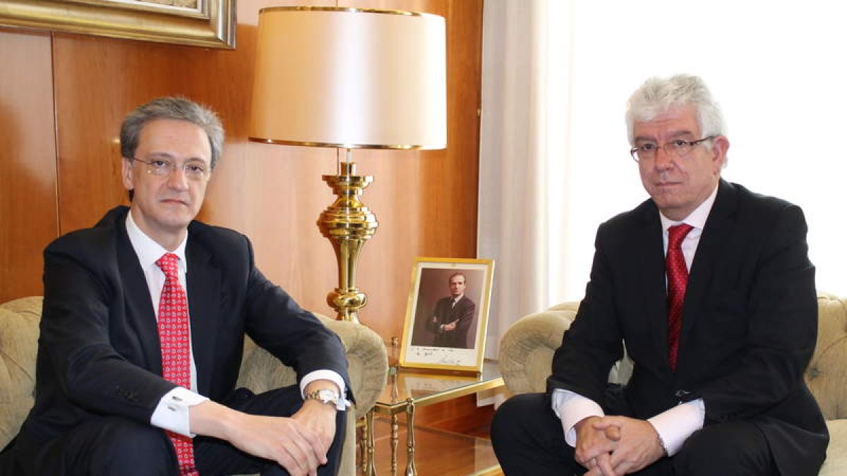 Castiñeiras en el encuentro mantenido ayer con el rector de la Universidad, José Ángel Hermida.