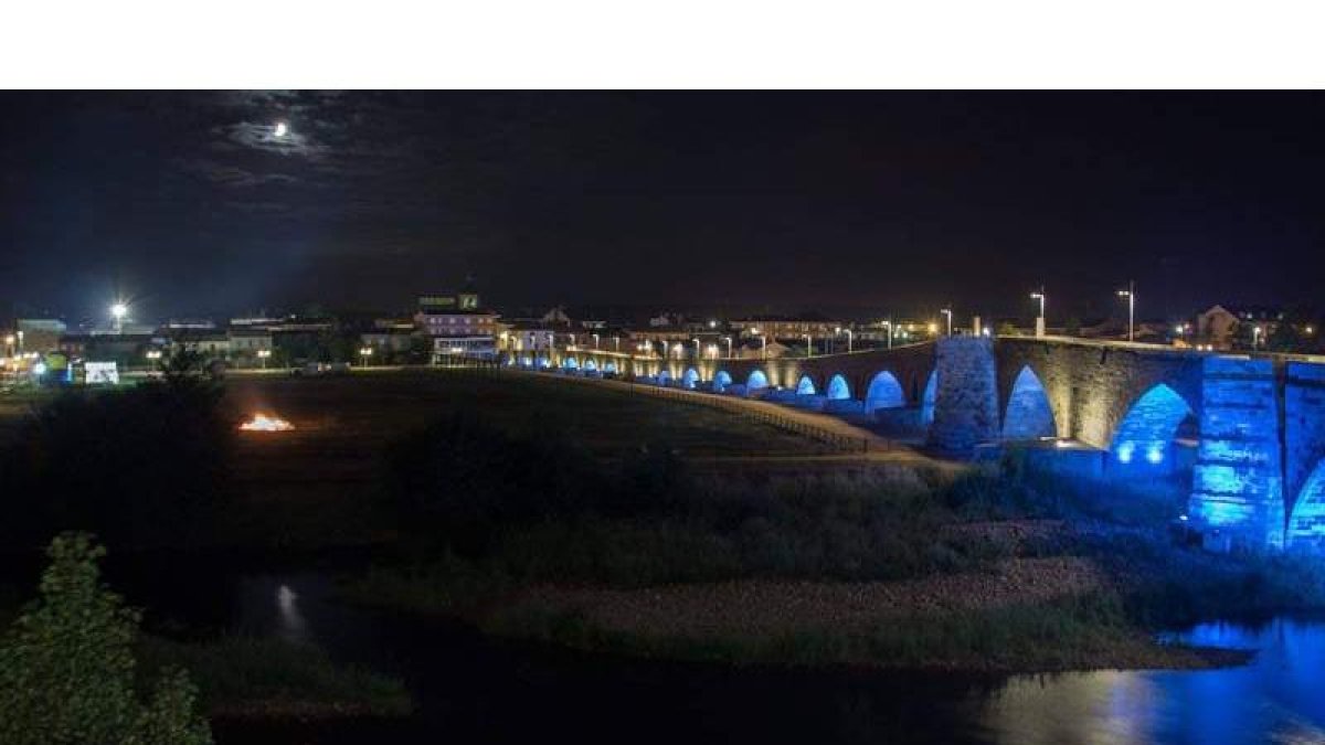 El puente de Hospital de Órbigo se tiñe de azul por segundo año para concienciar por el autismo. JESÚS GG