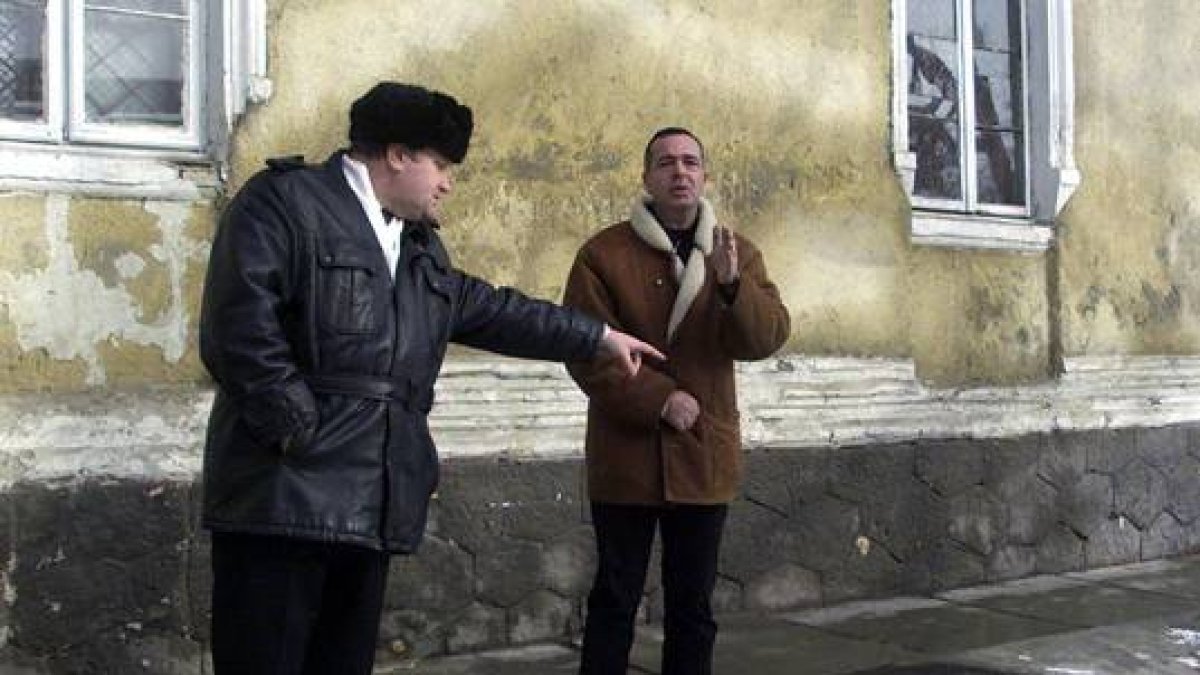 Dos miembros del pelotón que ejecutó a Nicolae Ceausescu señalan el sitio donde en 1989 fue fusilado.