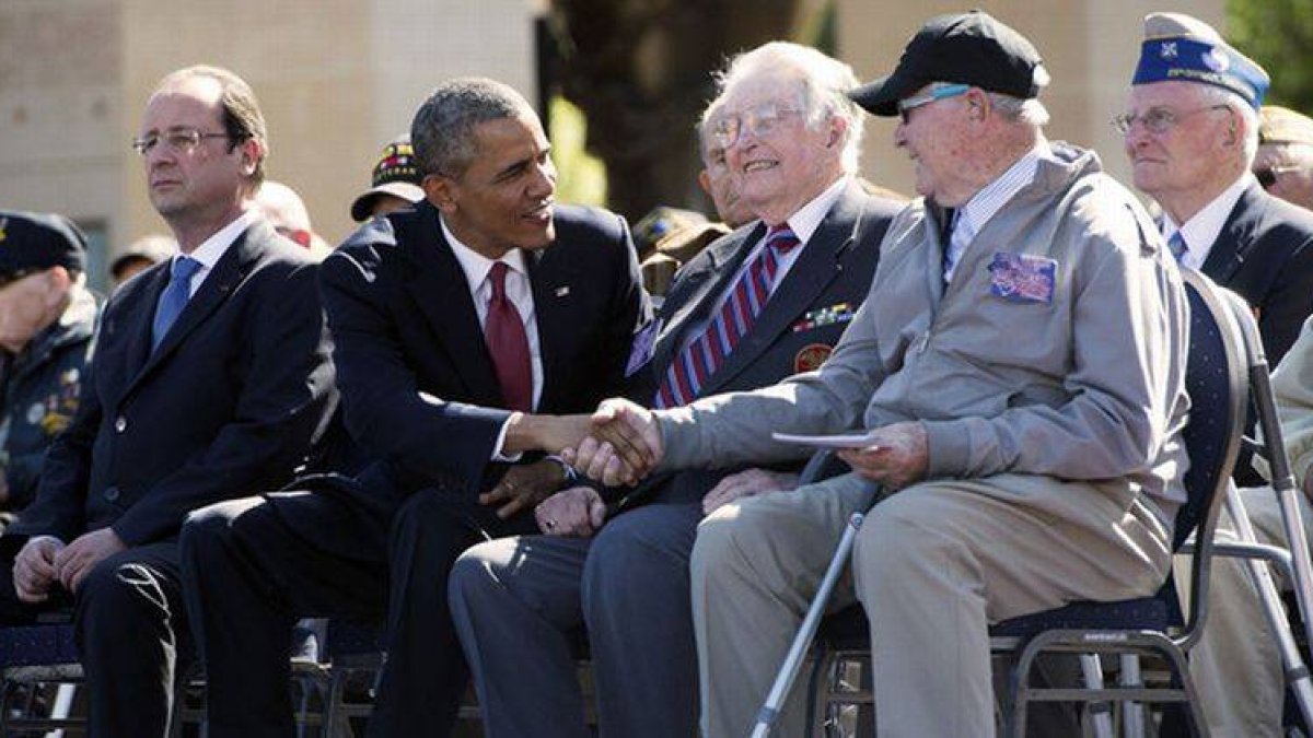 Obama saluda a veteranos del desembarco de Normandía, este viernes durante los actos de homenaje en Colleville-sur-mer.