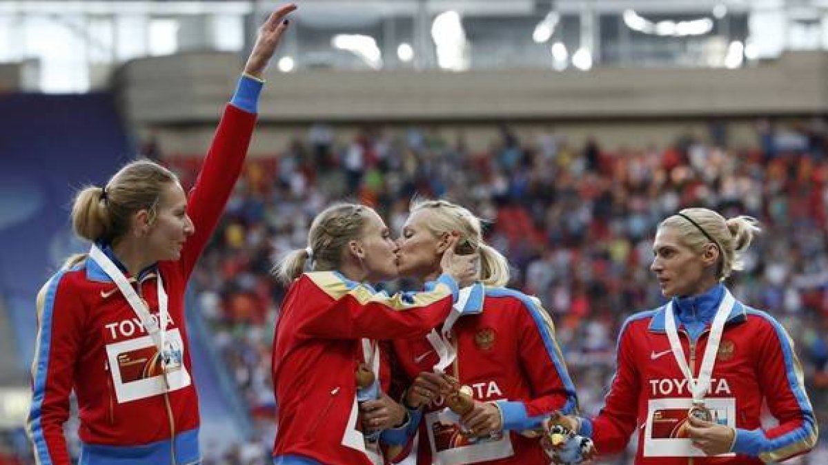 Las rusas Rizhova y Firova se besan ante sus compañeras Gúschina y Kriposhapka al recibir la medalla de oro del 4x400.