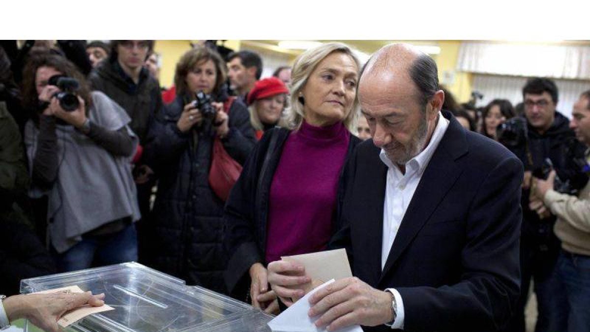 El candidato del PSOE a la Presidencia del Gobierno, Alfredo Pérez Rubalcaba, acompañado de su esposa, Pilar Goya, ejerce el derecho al voto en los comicios generales en su colegio electoral de Majadahonda (Madrid).