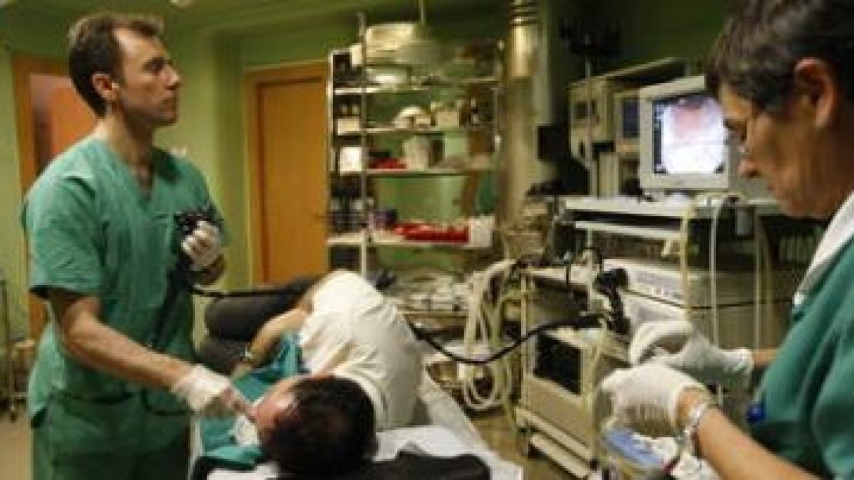 El especialista Jesús Espinel practica una endoscopia digestiva.