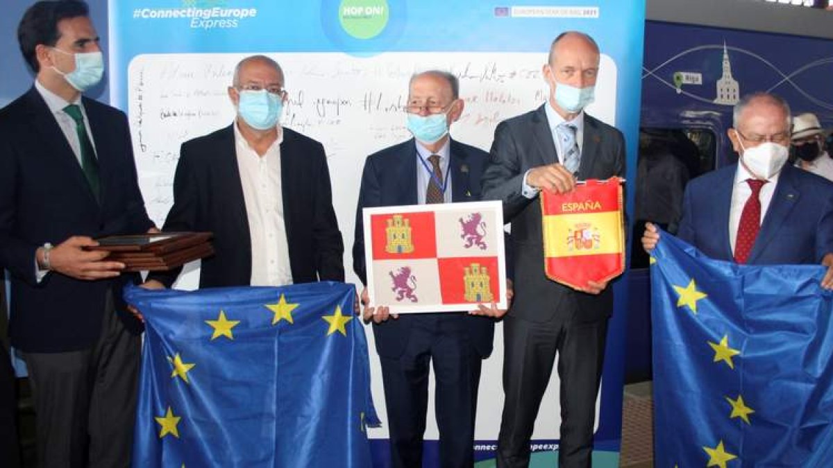 Igea, con la bandera de la UE, junto a representantes del Corredor Atlántico y la CE, ayer en Medina de Campo (Valladolid). EFE