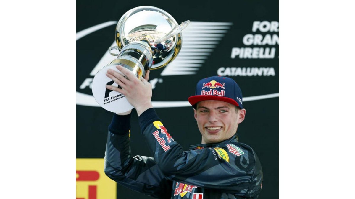 El piloto holandés Max Verstappen (Red Bull), con el trofeo en el podio tras su victoria en el Gran Premio de España de Fórmula Uno, disputado hoy en el Circuito de Barcelona-Catalunya.