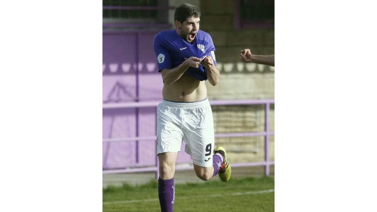 Álvaro celebra uno de sus 58 goles con La Bañeza. FERNANDO OTERO