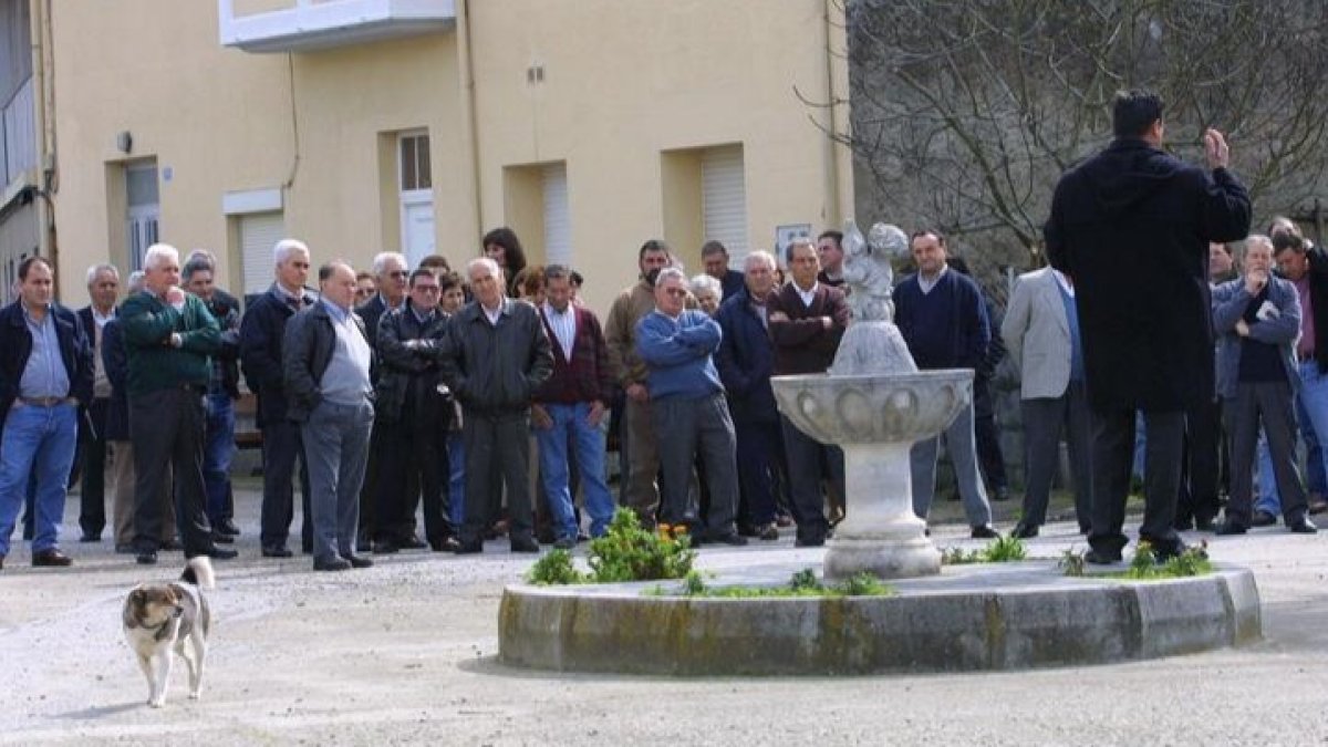 Un concejo en Villadepalos en el año 2001. LUIS DE LA MATA
