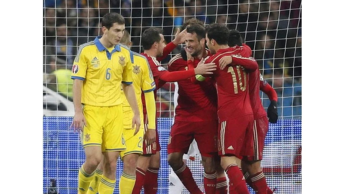Mario Gaspar celebra con sus compañeros el gol que valió el triunfo ante Ucrania.