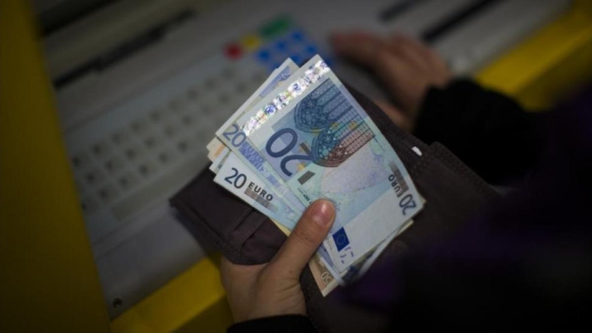 Billetes de euros suministrados por un cajero automático. /