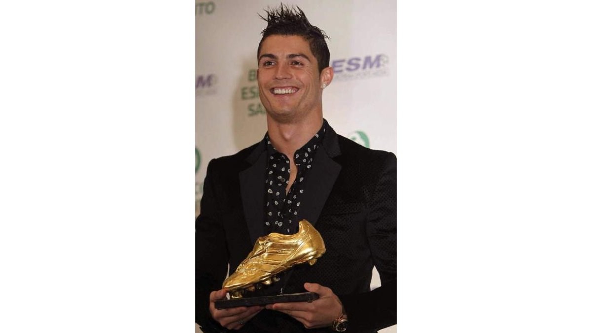 Cristiano Ronaldo posa con la Bota de Oro.