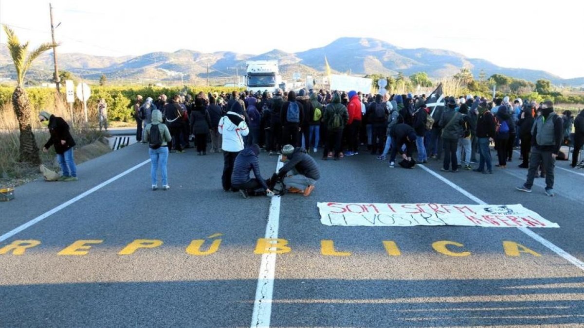 Concentración de los CDR cortando el tráfico en la N-340, en Alcanar, con la palabra república pintada en la calzada.