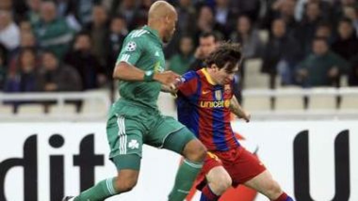 Messi intenta escaparse del defensa Boumsong.