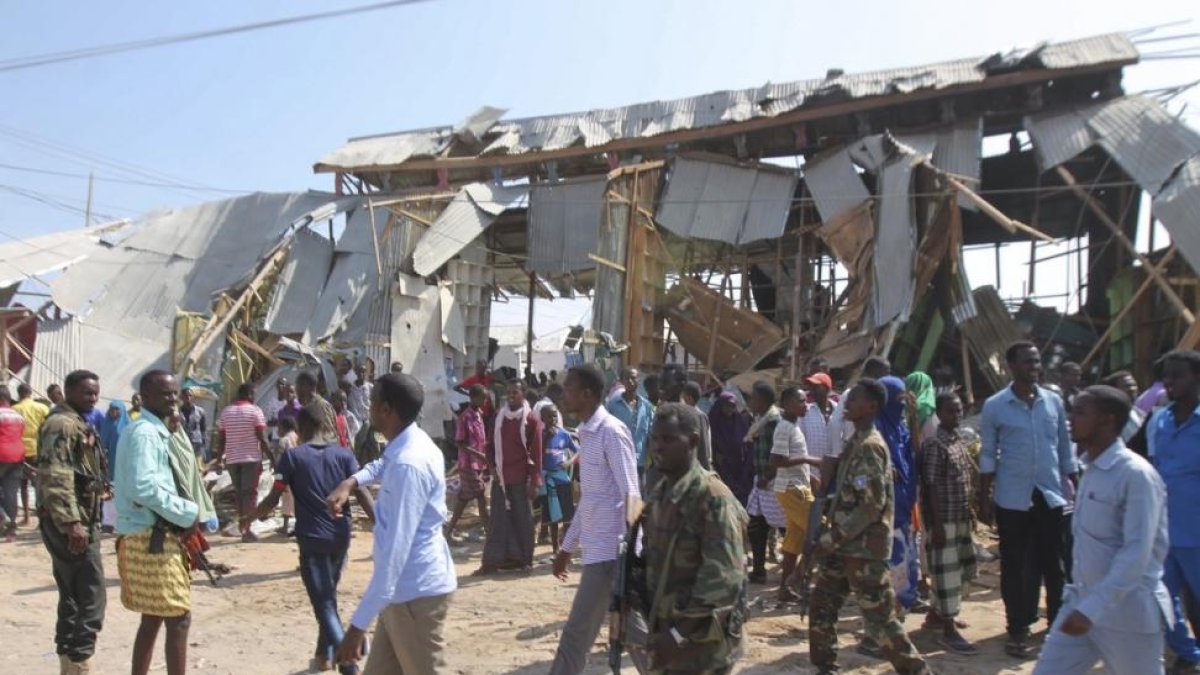 Soldados somalís en el lugar del atentado en Mogadiscio.