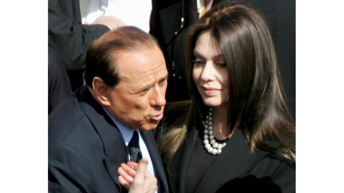 El ex primer ministro italiano Silvio Berlusconi deberá pagar una pensión de 1,4 millones de euros al mes a su exmujer Veronica Lario, según decidió hoy el Tribunal de Monza (norte de Italia), que cerró así su causa de divorcio.