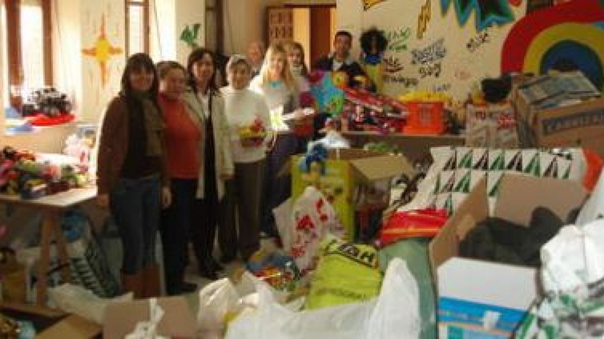 Reguero visitó a los voluntarios, que se encargan de recoger juguetes y del ropero municipal.