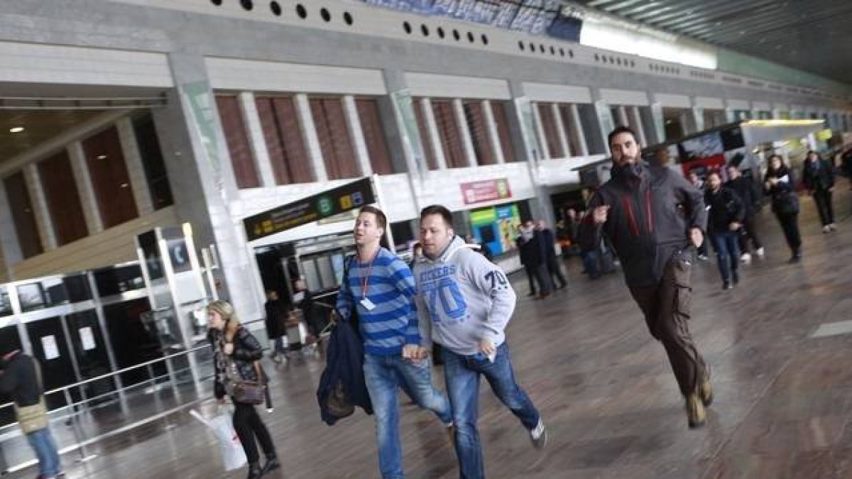 Familiares de los pasajeros que viajaban a bordo del avión de Germanwings estrellado en los Alpes, esta mañana en El Prat.