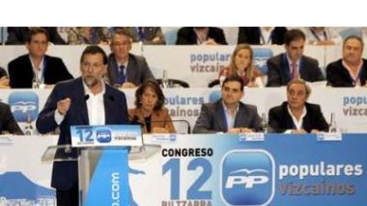 El líder del PP, Mariano Rajoy, en la clausura del congreso de los populares vizcaínos, que reeligie