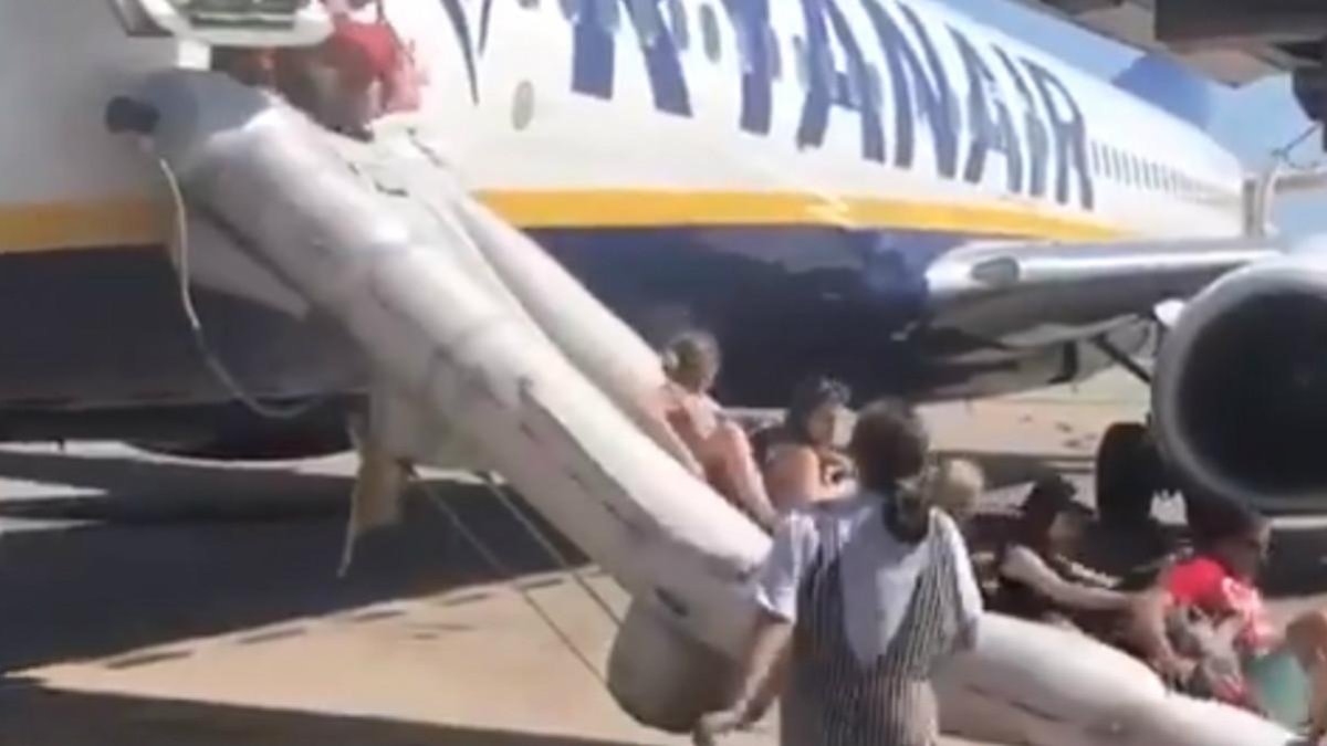 Los ocupantes desalojaron del avión bajando por el tobogán de emergencia