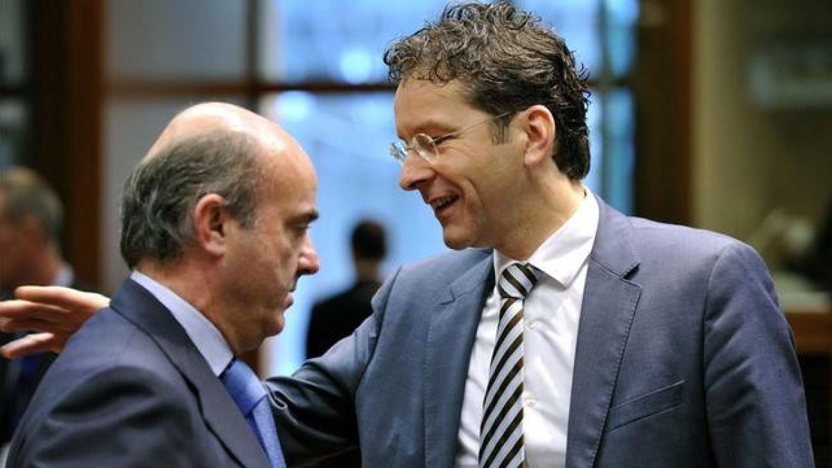 Luis de Guindos (izquierda) y Jeroen Dijsselbloem, en Bruselas.