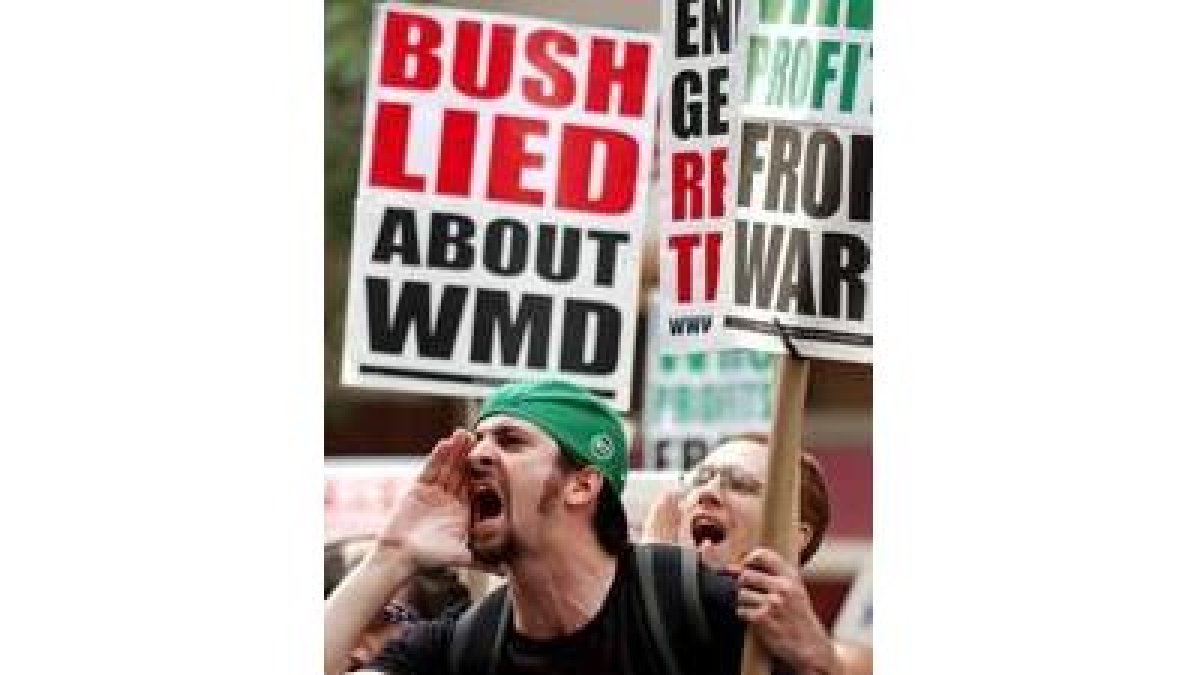Un norteamericano protesta en Nueva York contra la política de Bush