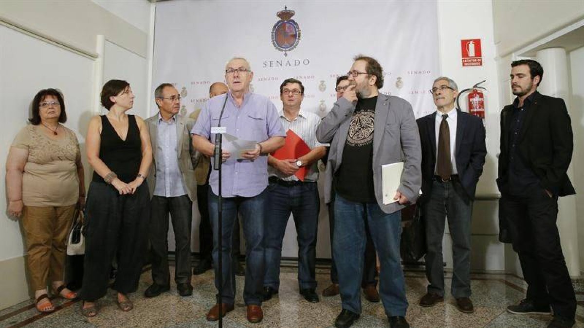 El líder de IU, Cayo Lara, acompañado por los también diputados Joan Coscubiela (ICV) , Chesus Yuste (CHA), y Gaspar Llamazares (IU), entre otros, ha comparecido hoy en rueda de prensa para arremeter contra la "ausencia" de explicaciones de Rajoy y para v