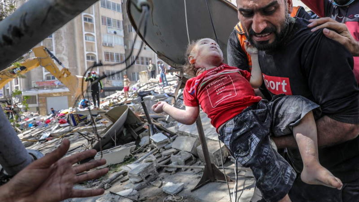 Un padre palestino rescata a su bebé muerto por el ataque israelí a Gaza. HAITHAM IMAD