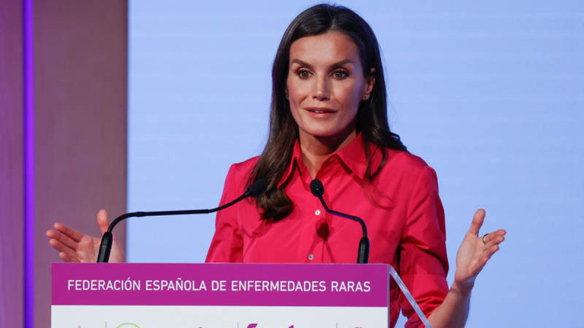La reina, durante su discurso ayer en Santiago de Compostela en el acto del Día de las Enfermedades Raras. LAVANDEIRA JR