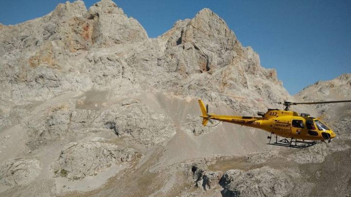 El helicóptero de emergencias actúa en Posada de Valdeón. JCYL