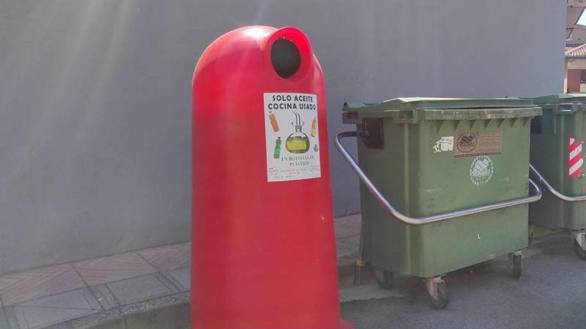 Uno de los contenedores de reciclaje de aceite. DL