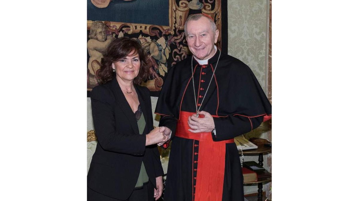 Carmen Calvo con el secretario de Estado vaticano, Pietro Parolin, ayer en el Vaticano. EFE