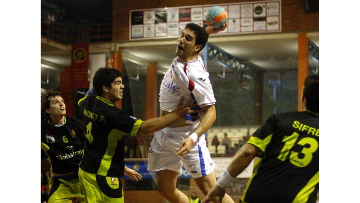 El partidazo de Goñi, que terminó como máximo anotador del encuentro con ocho goles, no fue suficiente para que el Ademar ganara.